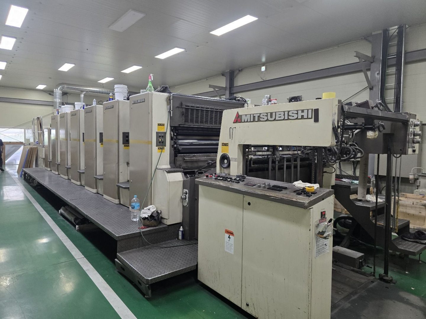 Mitsubishi D3000LS-6+TC+ED año 2002 impresion offset 6 colores en linea mas barniz - Image 7